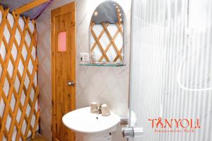 Tanyoli Resort في فان رانغ: حمام به مرحاض أبيض ومغسلة