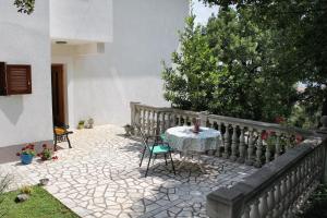 Vonkajšia záhrada v ubytovaní Apartment Novi Vinodolski 2423a