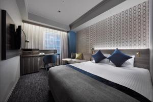 a hotel room with a bed and a desk at Villa Fontaine Grand Tokyo Roppongi in Tokyo