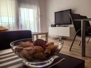 シロにあるApartment Dadoのリビングルームのテーブルに並べた器