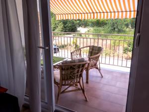 シロにあるApartment Dadoのテーブルと椅子のあるバルコニー付きの部屋