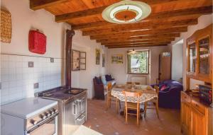 kuchnia ze stołem i kuchenką górny piekarnik w obiekcie Nice Apartment In Santo Stefano Daveto w mieście Santo Stefano dʼAveto