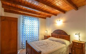 sypialnia z łóżkiem i dużym oknem w obiekcie Nice Apartment In Santo Stefano Daveto w mieście Santo Stefano dʼAveto