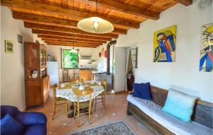Oleskelutila majoituspaikassa Gorgeous Apartment In Santo Stefano Daveto With Kitchen