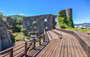 drewniany deptak przed zamkiem w obiekcie Nice Apartment In Santo Stefano Daveto w mieście Santo Stefano dʼAveto