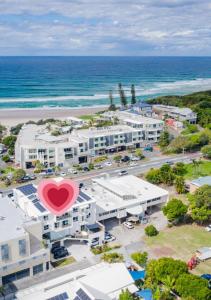 uma vista aérea de um edifício com um coração sobre ele em Caba Break Holiday Apartments em Cabarita Beach
