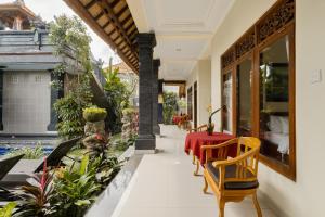 een eetkamer met een rode tafel en stoelen bij Gora House Bali in Ubud