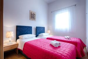 ein Schlafzimmer mit 2 Betten und Handtüchern darauf in der Unterkunft Apartments by the sea Vis - 2453 in Vis
