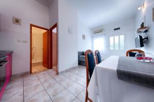 eine Küche und ein Esszimmer mit einem Tisch und Stühlen in der Unterkunft Apartments by the sea Vis - 2453 in Vis