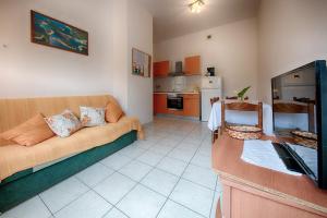 ein Wohnzimmer mit einem Sofa und einer Küche in der Unterkunft Apartments by the sea Vis - 2453 in Vis
