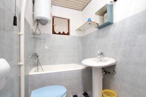 Ένα μπάνιο στο Apartments by the sea Milna, Vis - 2461 +31 φωτογραφίες