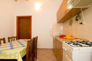 Kuchyňa alebo kuchynka v ubytovaní Apartment Milna 2461c