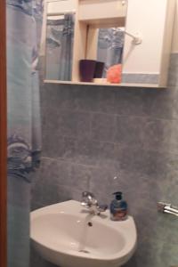 Ένα μπάνιο στο Apartment Vis 2436a +16 φωτογραφίες