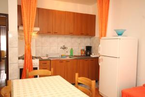 Η κουζίνα ή μικρή κουζίνα στο Apartments and rooms with parking space Mali Losinj (Losinj) - 2486 +21 φωτογραφίες