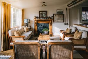 - un salon avec un canapé et une cheminée dans l'établissement Aldourie Lodge, à Lac Tekapo