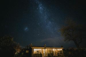 een gebouw onder een sterrenhemel 's nachts bij Aldourie Lodge in Lake Tekapo