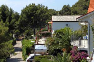 Vonkajšia záhrada v ubytovaní Apartments by the sea Mali Losinj (Losinj) - 2493