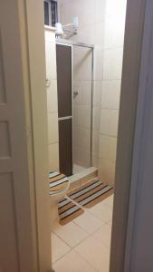y baño con ducha y puerta de cristal. en Rent apartament Rio de Janeiro Copacabana, en Río de Janeiro