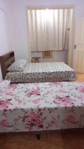 1 dormitorio con 2 camas con flores en Rent apartament Rio de Janeiro Copacabana, en Río de Janeiro