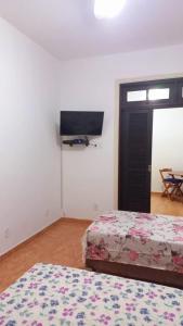 1 dormitorio con 2 camas y TV de pantalla plana en Rent apartament Rio de Janeiro Copacabana, en Río de Janeiro