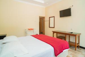 RedDoorz @ Panglima Sudirman Madiun客房内的一张或多张床位