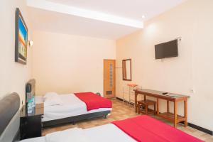 RedDoorz @ Panglima Sudirman Madiun客房内的一张或多张床位