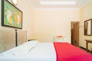 RedDoorz @ Panglima Sudirman Madiun客房内的一张或多张床位