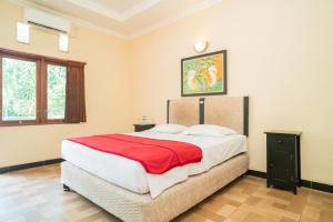 RedDoorz @ Panglima Sudirman Madiun客房内的一张或多张床位