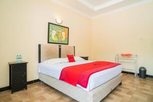 RedDoorz @ Panglima Sudirman Madiun客房内的一张或多张床位