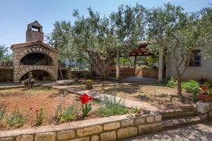 Vonkajšia záhrada v ubytovaní Apartments and rooms with parking space Nerezine, Losinj - 2506