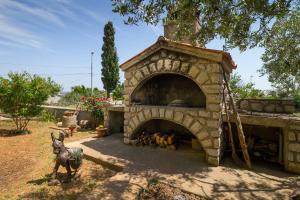 Vonkajšia záhrada v ubytovaní Apartments and rooms with parking space Nerezine, Losinj - 2506