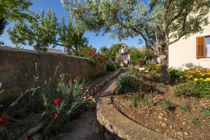 Vonkajšia záhrada v ubytovaní Apartments and rooms with parking space Nerezine, Losinj - 2506