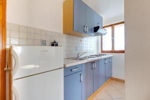 Kuchyňa alebo kuchynka v ubytovaní Apartments and rooms with parking space Nerezine, Losinj - 2506
