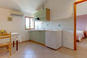 Kuchyňa alebo kuchynka v ubytovaní Apartments and rooms with parking space Nerezine, Losinj - 2506