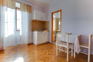 Kuchyňa alebo kuchynka v ubytovaní Apartments and rooms with parking space Nerezine, Losinj - 2506