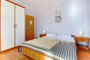 Posteľ alebo postele v izbe v ubytovaní Apartments and rooms with parking space Nerezine, Losinj - 2506