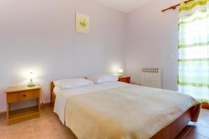 Posteľ alebo postele v izbe v ubytovaní Apartments and rooms with parking space Nerezine, Losinj - 2506