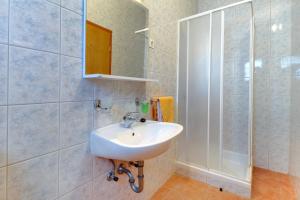 Kúpeľňa v ubytovaní Apartments and rooms with parking space Nerezine, Losinj - 2506