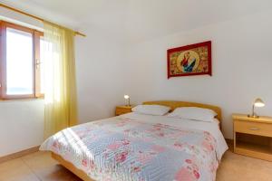 Posteľ alebo postele v izbe v ubytovaní Apartments and rooms with parking space Nerezine, Losinj - 2506