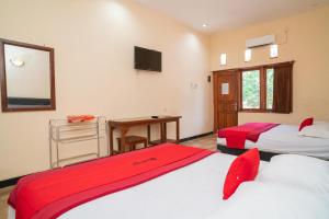 RedDoorz @ Panglima Sudirman Madiun客房内的一张或多张床位