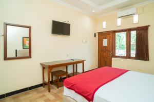 RedDoorz @ Panglima Sudirman Madiun客房内的一张或多张床位