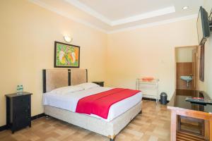 RedDoorz @ Panglima Sudirman Madiun客房内的一张或多张床位