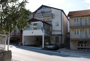 a building with a car parked in front of it at Apartments and rooms with WiFi Podaca, Makarska - 2613 in Podaca
