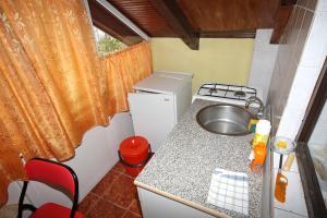 Η κουζίνα ή μικρή κουζίνα στο Apartments and rooms with WiFi Podaca, Makarska - 2613