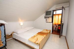 Ένα ή περισσότερα κρεβάτια σε δωμάτιο στο Apartments and rooms with WiFi Podaca, Makarska - 2613