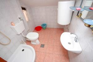 Ένα μπάνιο στο Apartments and rooms with WiFi Podaca, Makarska - 2613