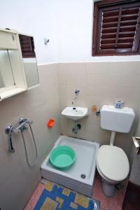 Ένα μπάνιο στο Apartments and rooms with WiFi Podaca, Makarska - 2613