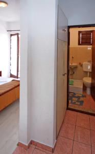 Ένα μπάνιο στο Apartments and rooms with WiFi Podaca, Makarska - 2613