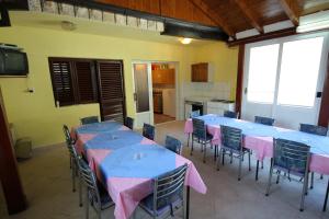 Double Room Podaca 2613c في بوداكا: غرفة بها طاولات وكراسي ومطبخ