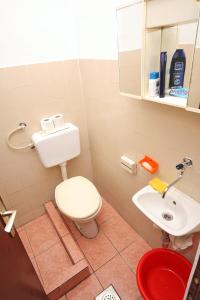 Double Room Podaca 2613c في بوداكا: حمام مع مرحاض ومغسلة